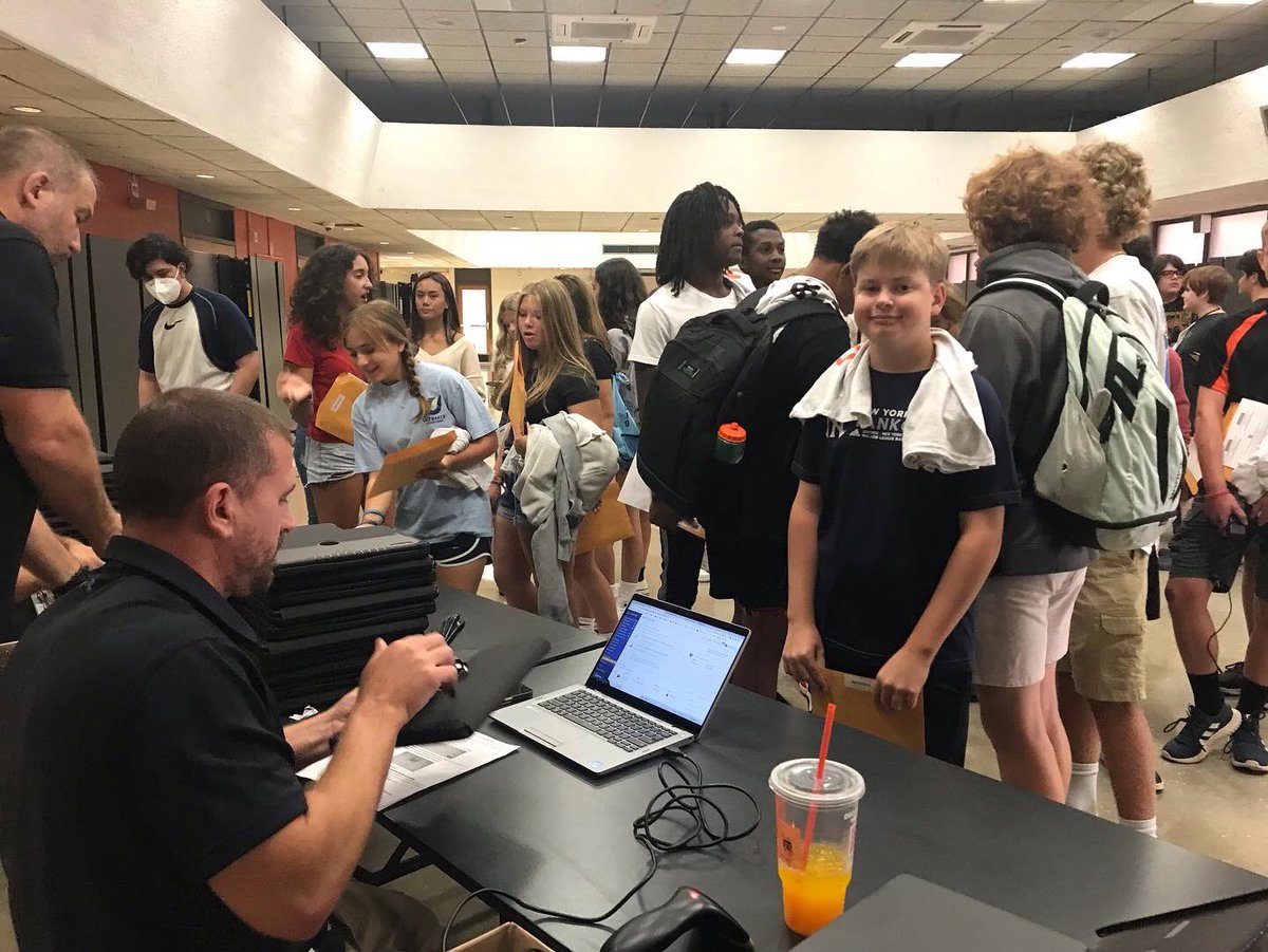 Our new Pioneers are ready for the 2022-23 school year!
✔️Schedule
✔️Locker
✔️Chromebook
#VillePride <a href="/JenniferDepace/">Jennifer DePace</a> <a href="/VilleGuidance/">SHS Counseling Dept.</a> <a href="/VilleSchoolsNJ/">Somerville NJ Schools</a>