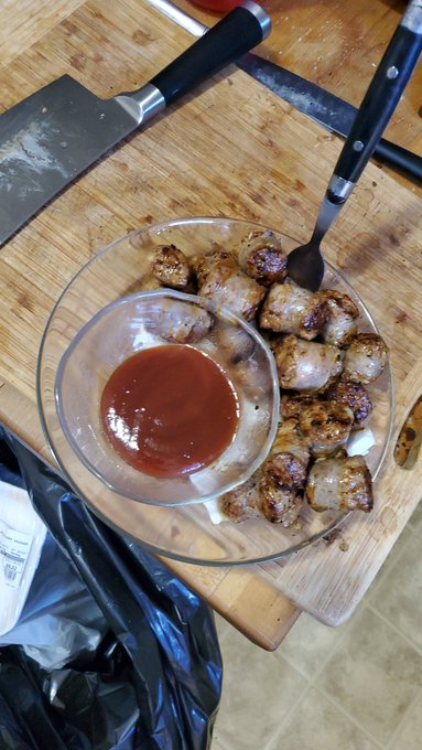 Birthday snacks Good food doesn't need to be fancy :) https://t.co/sMjgtsm4La<a href="/tag/worldchocolateday"class="tags"><span>#worldchocolateday</span></a><a href="/tag/mytopfans"class="tags"><span>#mytopfans</span></a>