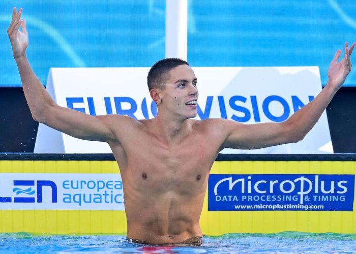 SwimmingWorld's tweet photo. FLASH! David Popovici Sets 200 Free Textile World Record Of 1:42.97; Also WJR - https://t.co/aKYrZCyK9y https://t.co/EFRCuyLyz5