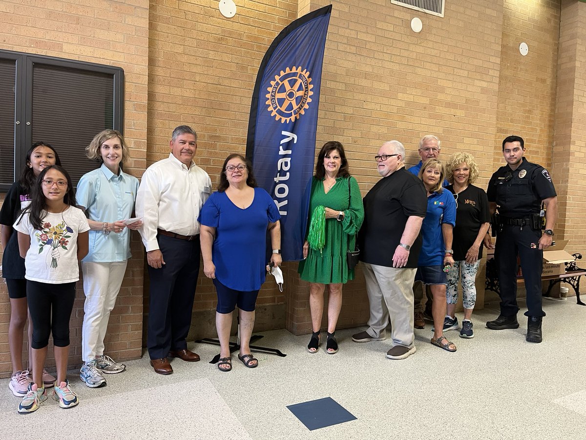 DocVFM's tweet photo. Welcoming the Wallabies back for the 2022-23 school year with the Rotary Club of Arlington! https://t.co/vM6dJiay6e