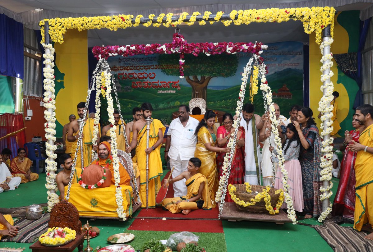ShankaraPeetha's tweet photo. ಗುರುಕುಲ~ಚಾತುರ್ಮಾಸ್ಯ - ದಿನ 34

15-08-2022

(ದಿನವಿಶೇಷ:

*ಸ್ವಾತಂತ್ರ್ಯ ದಿನಾಚರಣೆ

*ಶ್ರೀಸಂಸ್ಥಾನದವರಿಗೆ ತುಲಾಭಾರ ಸೇವೆ

*ಗಣ್ಯಾಶೀರ್ವಾದ: ಇಂದು ಕುಮಟಾಗೆ ಹೊಸದಾಗಿ AC ಆಗಿ ನೇಮಕವಾದ ಶ್ರೀ ಆರ್. ಬಿ. ಜಗಲಾಸರ

*ಹಿಂದುಸ್ತಾನಿ ಸಂಗೀತ: ರಮ್ಯಾ ಭಟ್ ಹಾಗೂ ರೇಷ್ಮಾ ಭಟ್ ಇವರಿಂದ)

#Gurukula_Chaturmasya
#ಗುರುಕುಲ_ಚಾತುರ್ಮಾಸ್ಯ https://t.co/G70Xe3hAPr