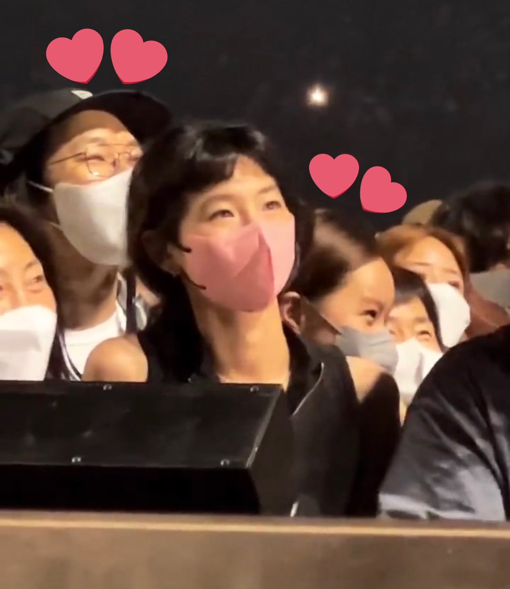 oh my god junyeol &amp; hyeri @ billie’s concert YALL IM FREAKING OUT