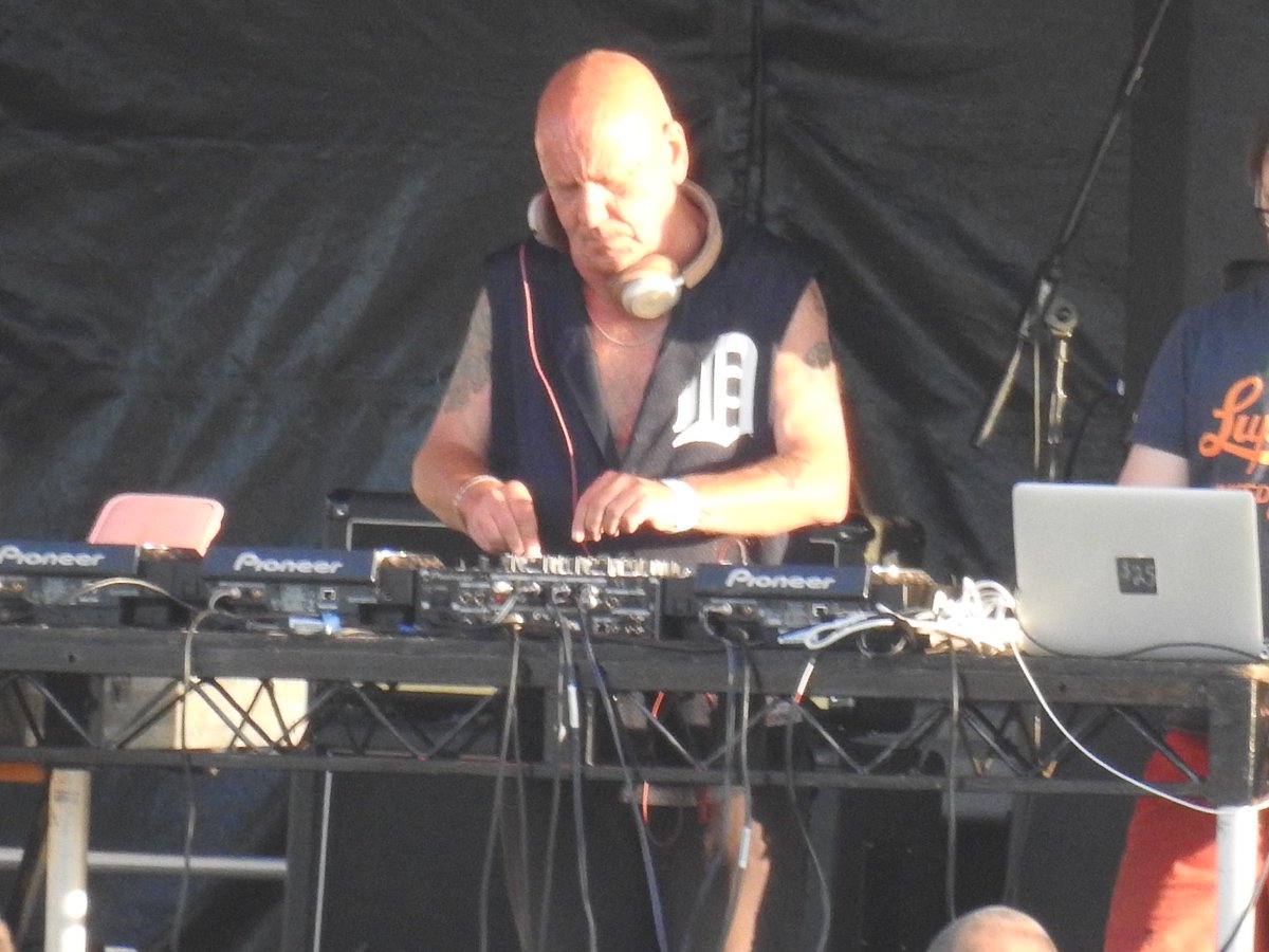 AlisonHussey_'s tweet image. It was great to see Alex ⁦@Orbinfo⁩ sharing his magic without even one Little Fluffy Cloud in sight last Friday ⁦@OneLoveFestival⁩ co-curated by ⁦@Lol_Vertigo⁩ in partnership with ⁦@riofoundation⁩ #UnitedAgainstRacism #notboxed