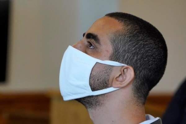 انگریز جج کے سامنے اعتراف کرتے ہوئے...
غازی نے کہا کہ تین سال سے میں سلمان رشدی کی
تلاش میں تھا کہ کوئی موقعہ مل جائے...
اس کی گردن اڑادوں۔
جب غازی سے جج نے کہا کہ گردن نیچے کرکے بات کریں...
تو غازی نے جواب دیا مسلمان نے کبھی گردن جھکانا سیکھی نہیں آپ اپنا فیصلہ سنائیں۔
<a href="/ISCWex/">رانا فرحان دانش</a>