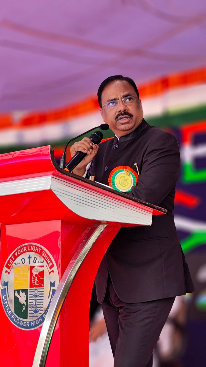 TennetiKrshnaMP's tweet photo. #IndependenceDay2022 turned out to be special and nostalgic.I unfurled and saluted the national flag in my alma mater, Little Flower High school. Skits by children reminded us of the sacrifices made by our freedom fighters. We owe lot more to #MotherIndia. https://t.co/Dec0fNz980