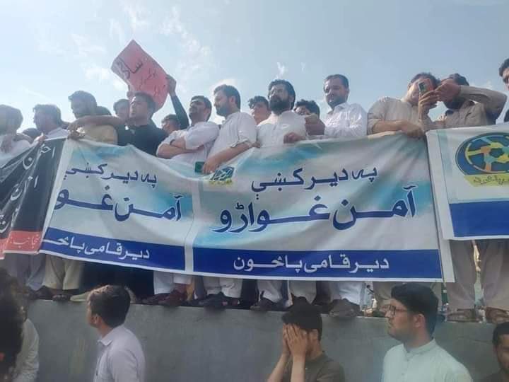 TahirKhanReal's tweet photo. اس ملک کے تمام اداروں سے گزارش ہے کہ خدارا ان لوگوں پر رحم کرئے۔ نہ ہم کسی سے لڑے ہے اور نہ لڑنا ہے۔ ہم پُر امن قوم ہے اور ہمیں امن میں رہنے دے۔ #WeWantPeaceInDirMaidan https://t.co/paCafnML5K