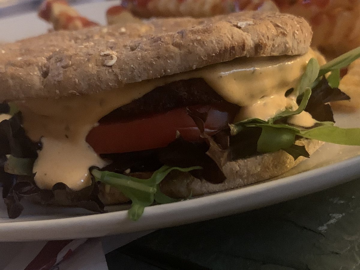 _Pareo333's tweet photo. Lifestyle Choices: #pareo #blackbeanburger #plantbased #poshmedia #pareomediallc #runner https://t.co/U5tVT0hASB