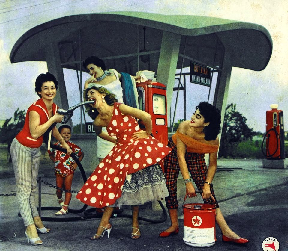 hsntarih's tweet photo. 📸 Petrol ofisi'nin tuhaf reklamı, 1950'li yıllar.. 

#mazot #benzin #tarih https://t.co/lfvuK1ysY5