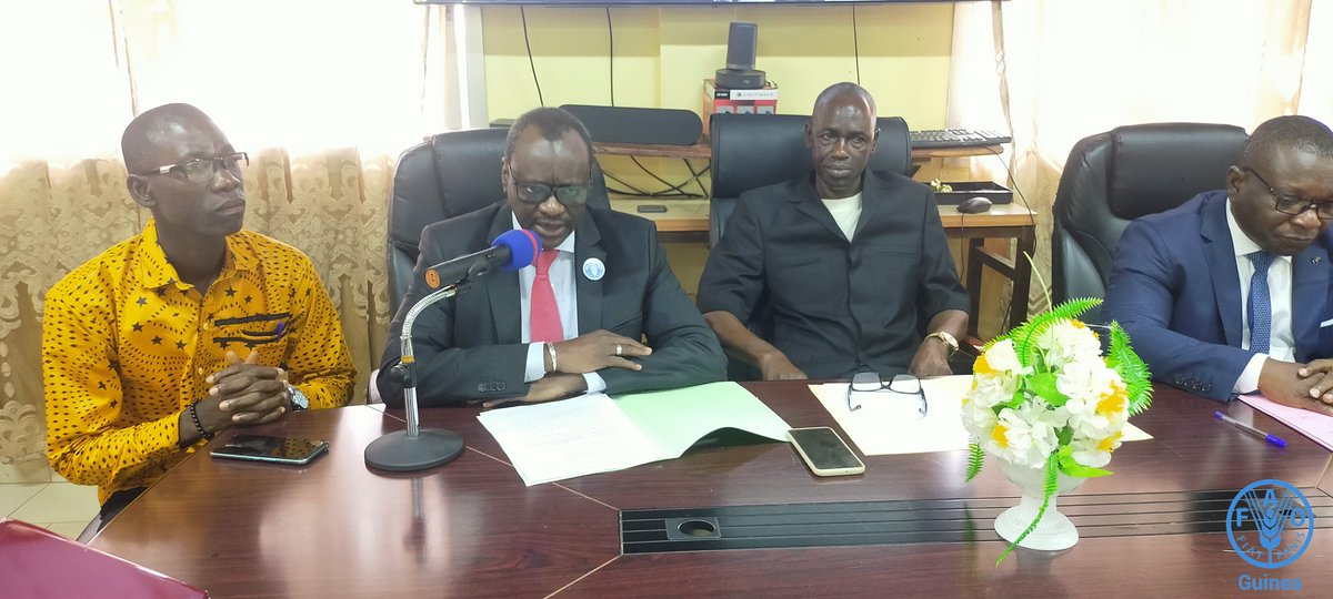 FAOGuinee's tweet photo. #Dalaba-En appui à la riposte contre la #GrippeAviaire, FAO-ECTAD renforce les capacités de 25 agents de santé (animale, humaine &amp; environnementale) à se préparer &amp; gérer #efficacement les urgences sanitaires dans l’approche #UneSeuleSante. @USAID @FAOemergencies @FAOLivestock https://t.co/jWBQNoQ7iw