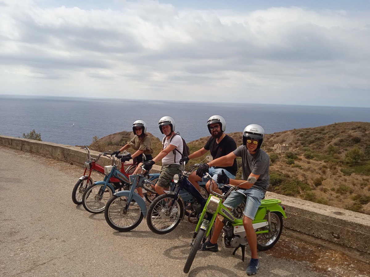 eleyelio's tweet photo. A La Ciotat, avec Fabrice, un garçon très sympathique et Falcomotors il est maintenant possible de se balader avec des #mobylettes anciennes rénovées ! https://t.co/GHiLYDZrwG