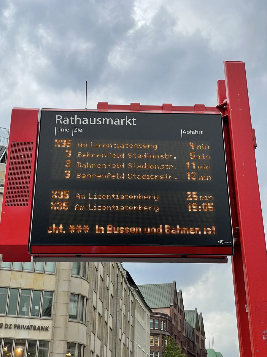 JanoschHill's tweet photo. Die Anzeige des 3er Bus verändert sich ewig nicht und dann zwei direkt hintereinander. Sieht nach ner perfekten Planung aus 😉 Nur als ein Beispiel von vielen, nachdem man schon ewig unterwegs ist. Liebe @hochbahn #hvv zur Zeit macht #ÖPNV in #Hamburg echt kein Spaß. https://t.co/K4Yu9D9cra