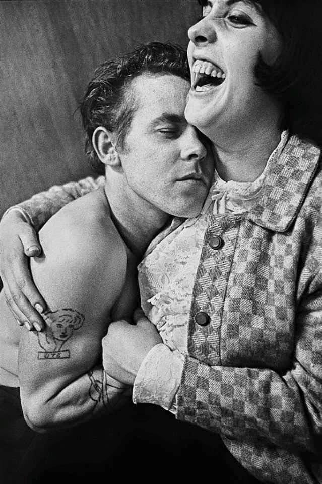 palomag57755444's tweet photo. #AndersPetersen #fotógrafo sueco nacido en el 1944 fotografiaba marginales, la foto de la pareja se usó para portada de un disco de #TomWaits. La del bar pertenece a una serie impresionante llamada "café lehmitz" https://t.co/agg6uMwWGF