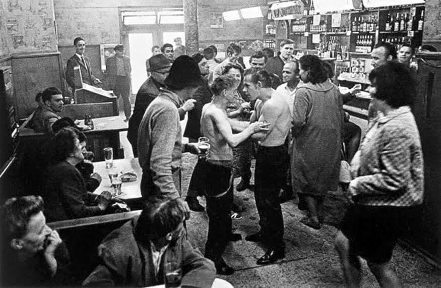palomag57755444's tweet photo. #AndersPetersen #fotógrafo sueco nacido en el 1944 fotografiaba marginales, la foto de la pareja se usó para portada de un disco de #TomWaits. La del bar pertenece a una serie impresionante llamada "café lehmitz" https://t.co/agg6uMwWGF