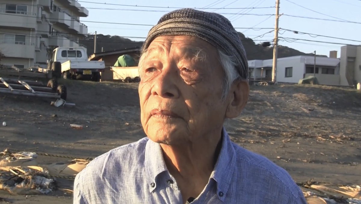 MugenShinsi's tweet photo. 大嶋拓監督『浜の記憶』観た
地引網を営む老人が、カメラマンを目指しているという20歳の娘と出会う。2人はすぐに打ち解けあい、交流を深めていくが…
加藤茂雄の俳優生活70周年記念にして、初の主演作。自身も漁師だったという彼の等身大の姿
年齢差70歳の静かな交流を淡々と描く(淡々とし過ぎか？) https://t.co/O8LejgO4pM