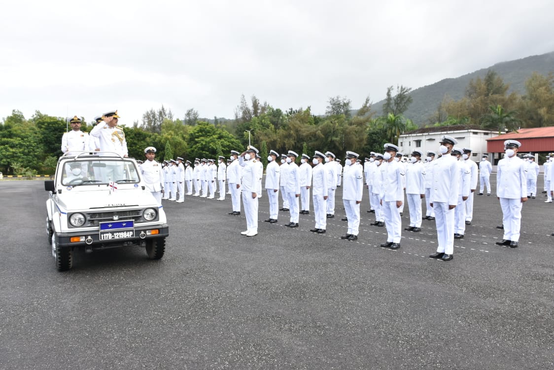 IN_KTKNA's tweet photo. #AzadiKaAmritMahotsav
#IDC22
#IndianNavy
#HQKNA
Rear Admiral Atul Anand, FOK inspected the ceremonial guard and platoons at a Station ceremonial parade &amp; all naval warships at Karwar dressed overall with signal flags &amp; masthead ensigns to further commemorate the occasion.
@IN_WNC https://t.co/F5G7fqo4KC