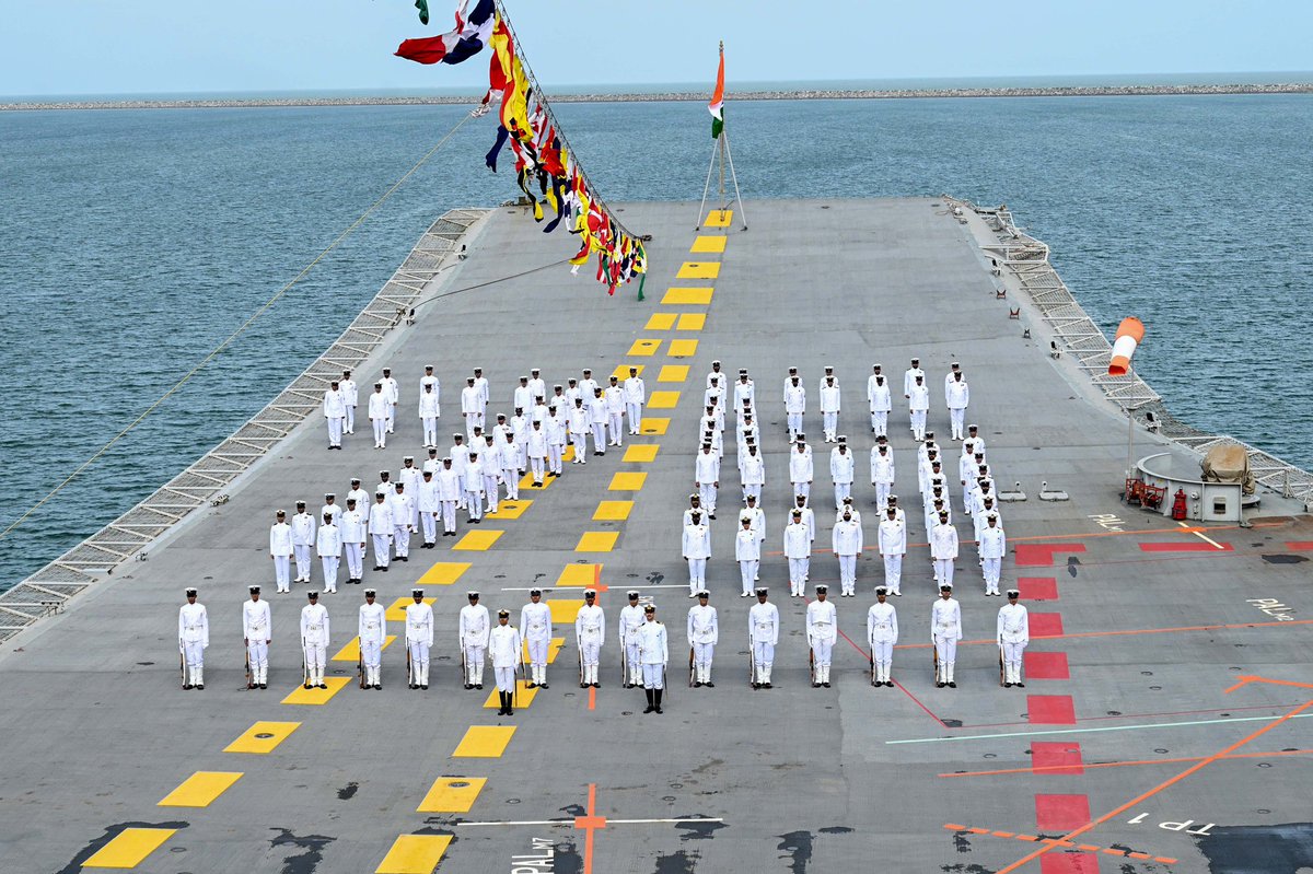 IN_KTKNA's tweet photo. #AzadiKaAmritMahotsav
#IDC22
#IndianNavy
#HQKNA
Rear Admiral Atul Anand, FOK inspected the ceremonial guard and platoons at a Station ceremonial parade &amp; all naval warships at Karwar dressed overall with signal flags &amp; masthead ensigns to further commemorate the occasion.
@IN_WNC https://t.co/F5G7fqo4KC