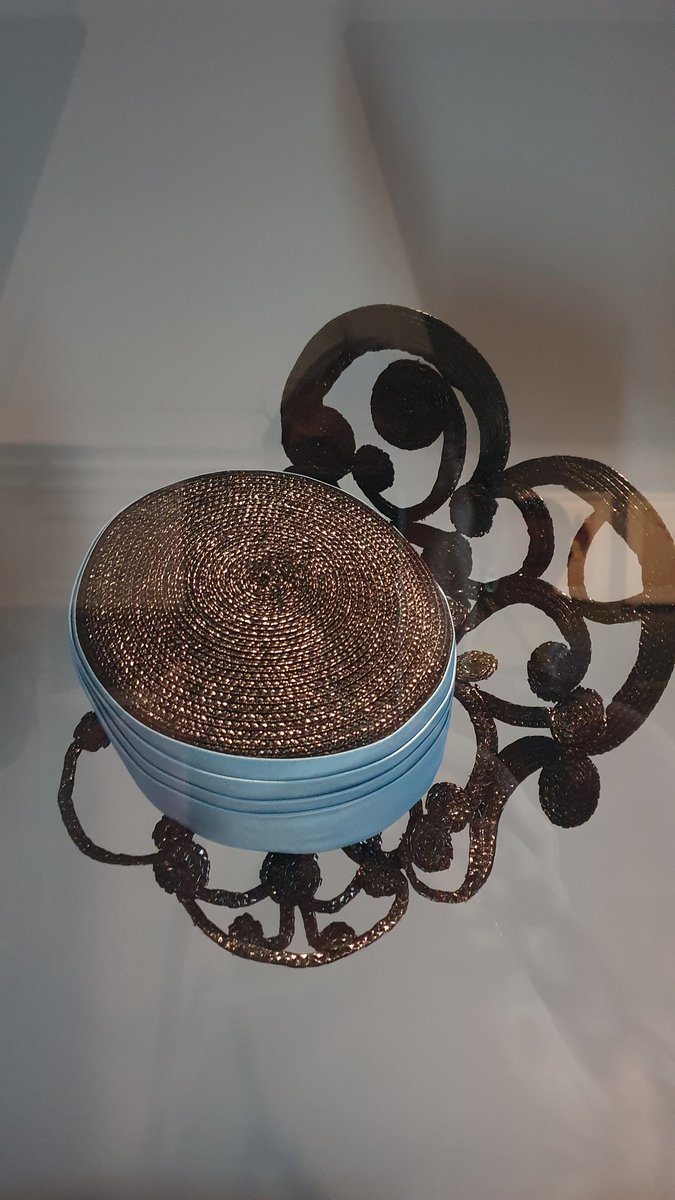 Toquée de Granville !
Entre béguins et chapeaux de Catherinette un festival de beauté et de fantaisie.  
Au <a href="/MuseeDior/">Musée Christian Dior</a> 
<a href="/ville_granville/">Granville Normandie</a>  #expo #chapeaux  #Dior #Normandie 
🎩👒👑