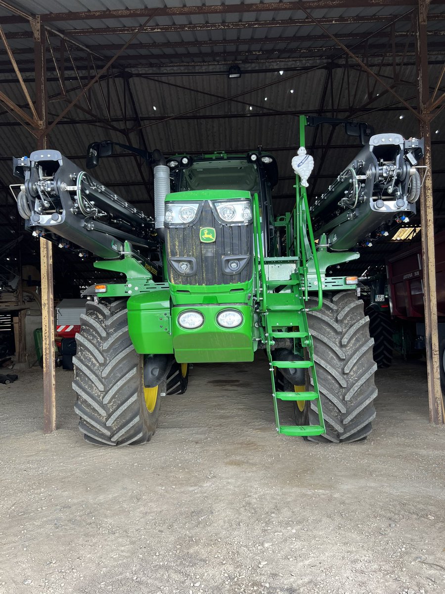 Passage des talons 👠 au grosses 🧦. Il est ok pour la saison automne hiver début printemps 👌✅ #johndeerefrance #4150i  #bkttires #710/60r42VF NRO