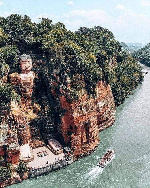 archeohistories's tweet photo. Leshan Giant Buddha; located at confluence of Min River and Dadu River near city Leshan, China.

It's a 71m tall stone statue, built between 713-803 AD during Tang dynasty.

#archaeohistories https://t.co/4Zte2xn3qd