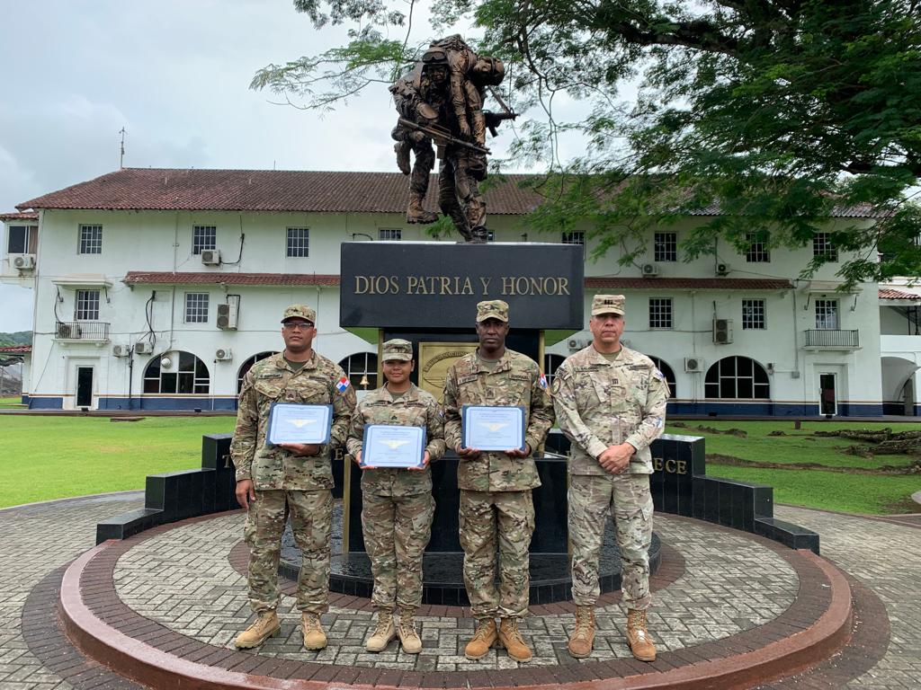 aeronavalpanama's tweet photo. De manera exitosa culminaron el Curso de Administración de Materiales impartido en la Academia Interamericana #IAAFA de las Fuerzas Aéreas Americanas las unidades:
🎓 Sgto. 2do. Edgardo Santimateo
🎓Cabo 1ro. Rolando Rodríguez
🎓 Cabo 1ro. Susana Sánchez
¡Bienvenidos Compañeros! https://t.co/yGGPu4ls4B