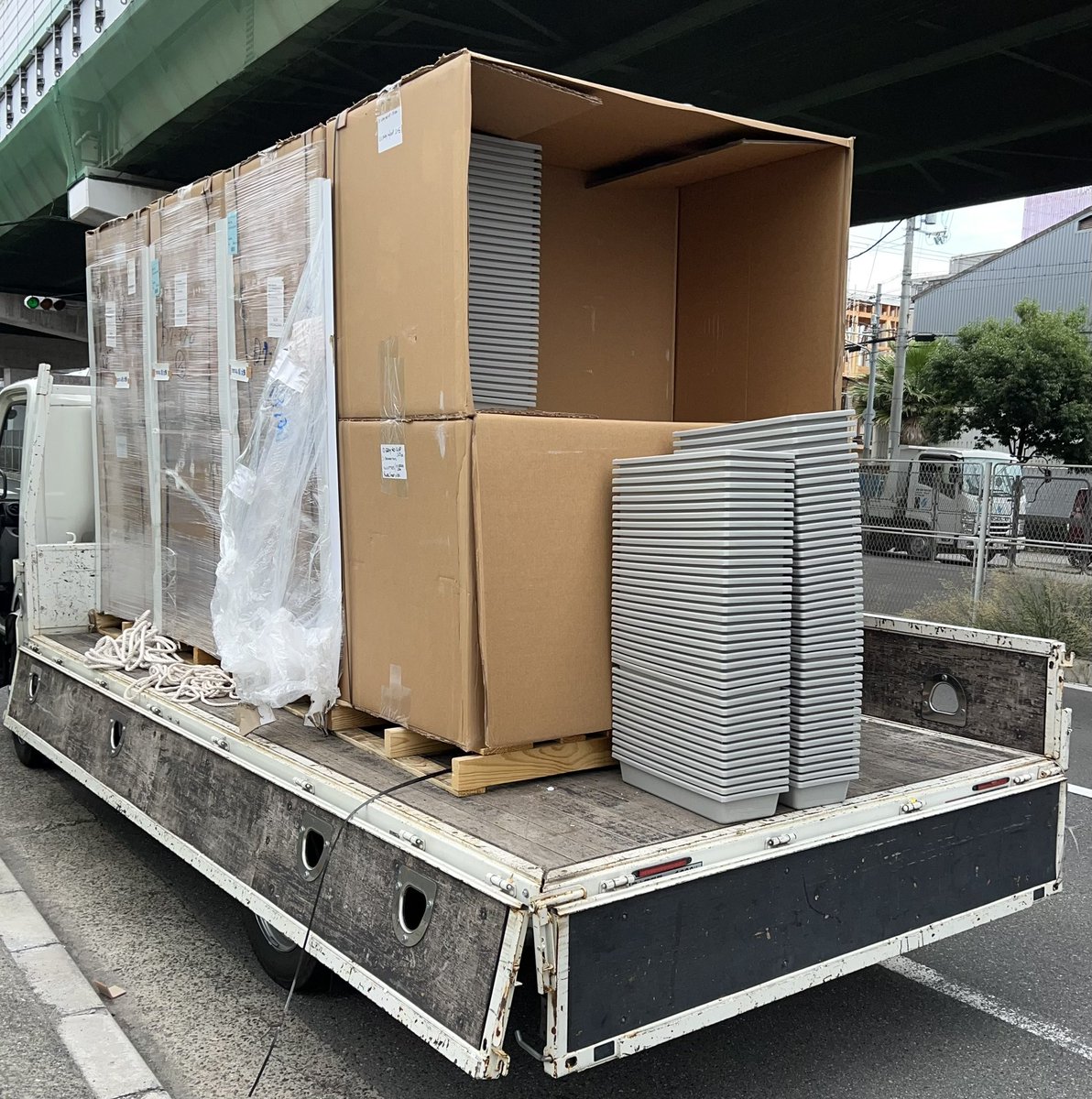 06shockwave's tweet photo. 先日ARSがやっと到着しました。
画像は半分で同じ量がもう1台分あります笑
1番キツい仕事ですが本物の製品を取り扱える事を誇りに思います。
タブだけで1742台輸入していましたが、御予約分でほぼ完売です。
御注文戴いている皆様へ順次発送しておりますので、今しばらくお待ちください🙏🏽
#ARScaging https://t.co/9hbjf1Jz1e
