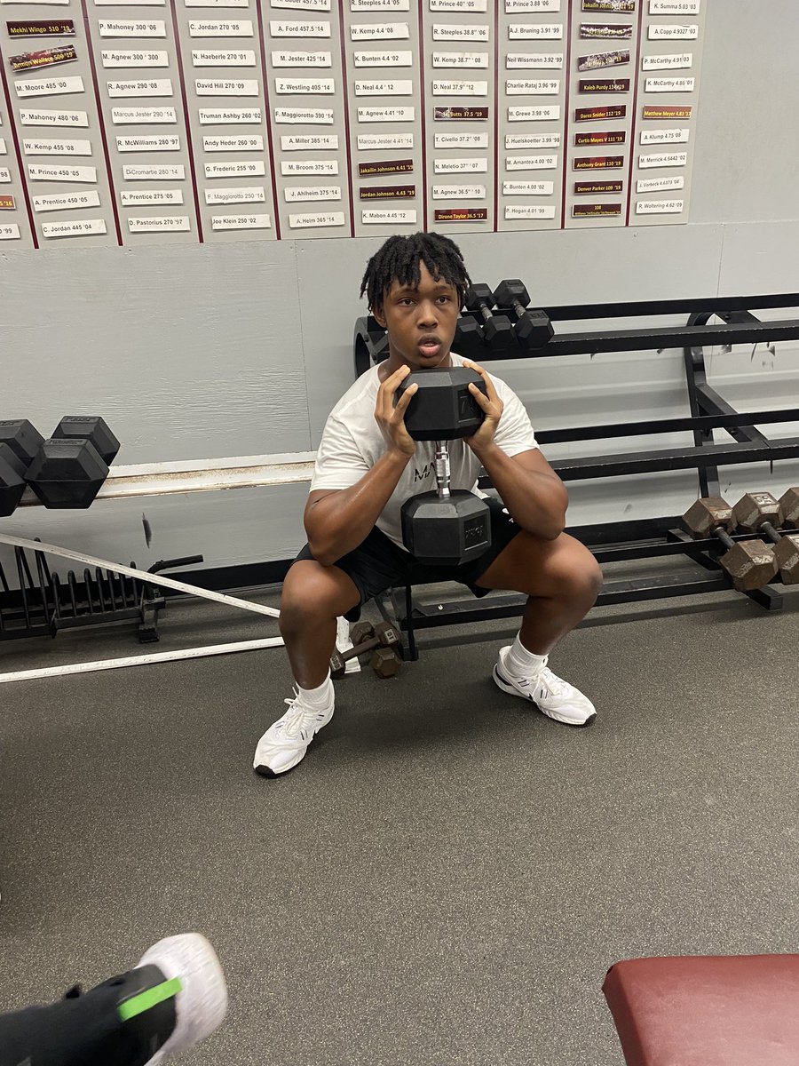 coachdgreen_'s tweet photo. MONDAYS ARE FOR LEGS & PUSHING THROUGH!
@DeSmetFB
#MAADMEN
#DBLOCK
#BelieveTheProcess
#SpartanFootball https://t.co/y4cEtNeyC0