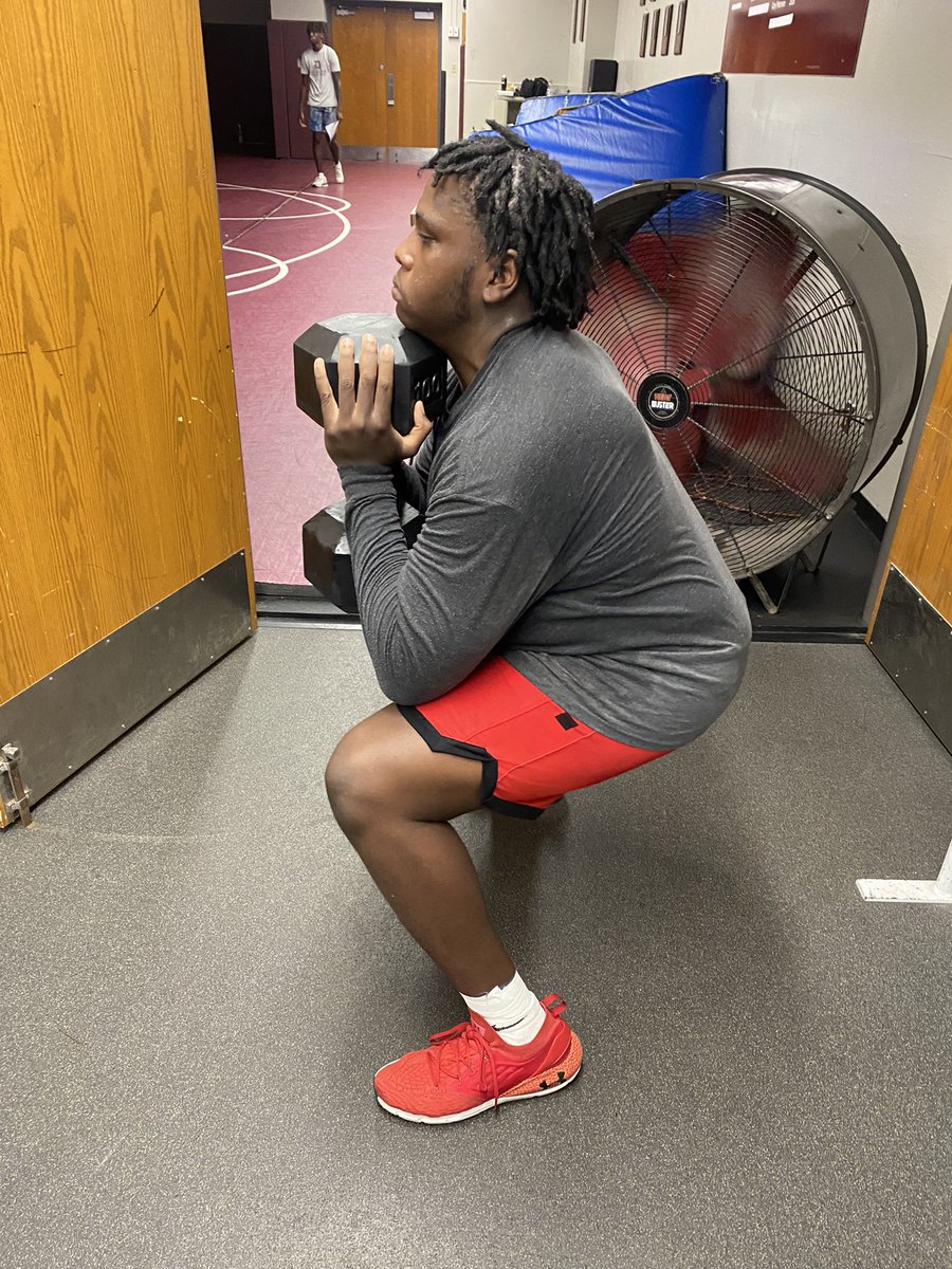 coachdgreen_'s tweet photo. MONDAYS ARE FOR LEGS & PUSHING THROUGH!
@DeSmetFB
#MAADMEN
#DBLOCK
#BelieveTheProcess
#SpartanFootball https://t.co/y4cEtNeyC0