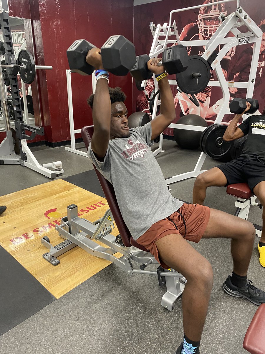 coachdgreen_'s tweet photo. MONDAYS ARE FOR LEGS & PUSHING THROUGH!
@DeSmetFB
#MAADMEN
#DBLOCK
#BelieveTheProcess
#SpartanFootball https://t.co/y4cEtNeyC0