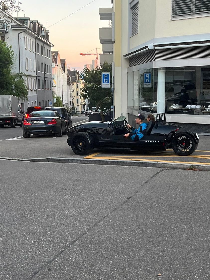 CLTracker's tweet image. A few days ago, Justin Bieber and Hailey Bieber were spotted driving around Zurich, Switzerland. From the only picture of them driving we were able to pinpoint the very spot the picture was taken from. 

🗺Nelkenstrasse St. Zurich, Switzerland. 

🗓August 8, 2022