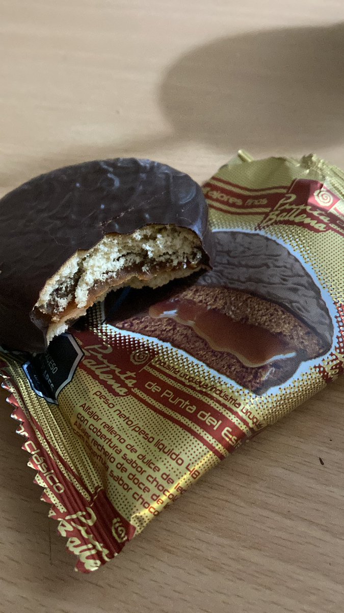 Kathyusk88's tweet photo. Me arruinaste la tarde @alfpuntaballena !!! Me siento estafada con este alfajor 😭 https://t.co/rOfASlC6Rx