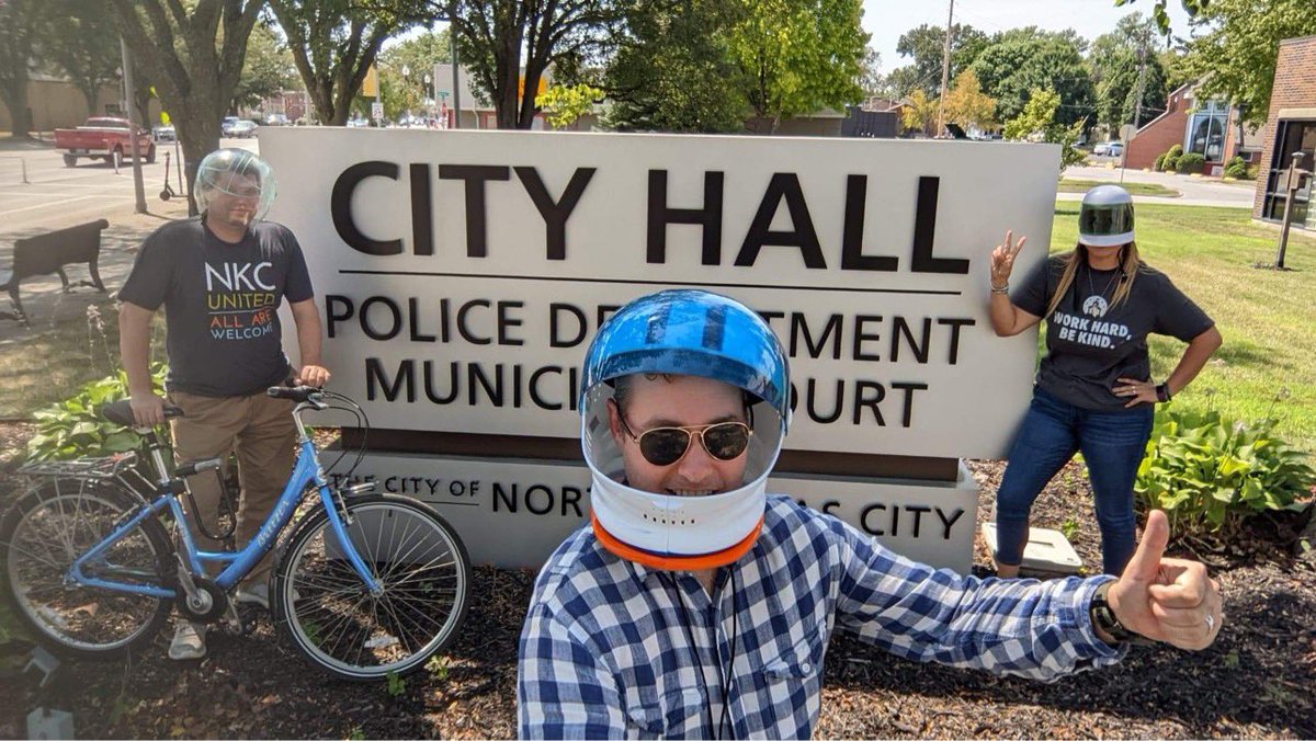 kim_hodo's tweet photo. After the official @ELGL50 and @MARCKCMetro #CityHallSelfie @cityofnkc photos, @bryantd23 and @Mocities Civic Leadership Award winner @IndieJoeG took a few fun photos to support @pintpathnkc! #GovLov #SupportLocal https://t.co/apmLRV51Ge