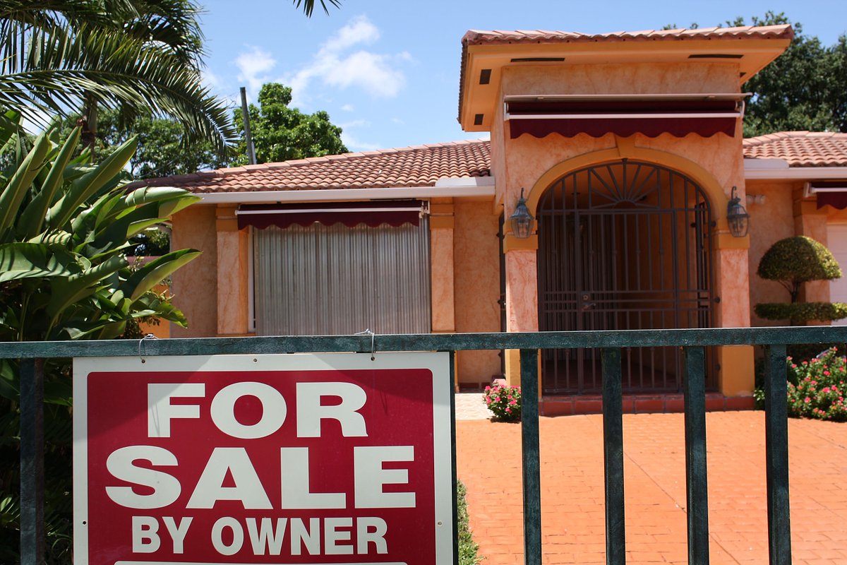 opinion's tweet photo. Nationally, inventory is still extremely tight, supporting home values for now.

Households have healthier balance sheets now than they did during the housing crisis, which means there won’t be a round of forced selling unless people lose their jobs https://t.co/FiNYia3sbn https://t.co/24IPNOLGW1