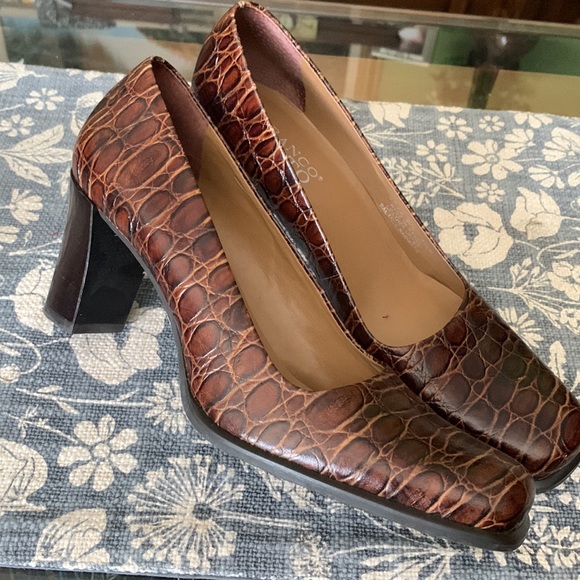 thriftycrow's tweet photo. So good I had to share! Check out all the items I'm loving on @Poshmarkapp #poshmark #fashion #style #shopmycloset #merona #francosarto #ps4: https://t.co/UffJVWY2r7 https://t.co/LvlSgMPyuB