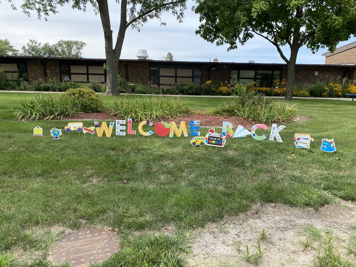 MrsFoley_SD54's tweet photo. What a wonderful 1st day of school! It was so great to see so many smiling faces! @HanoverHuskies https://t.co/g5EsuhV7ox