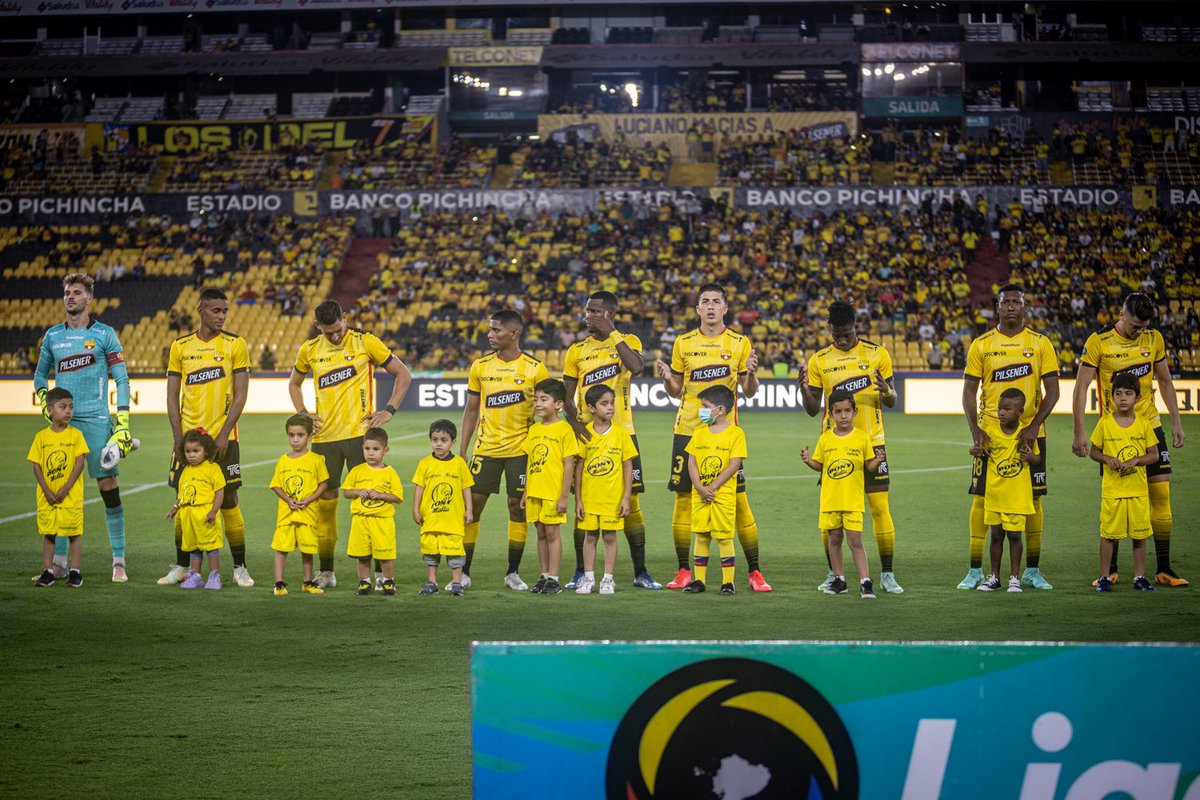 sociosbsc's tweet photo. Los #BSCKids juntos con los jugadores 💛💳 https://t.co/NsZw7NTH7H