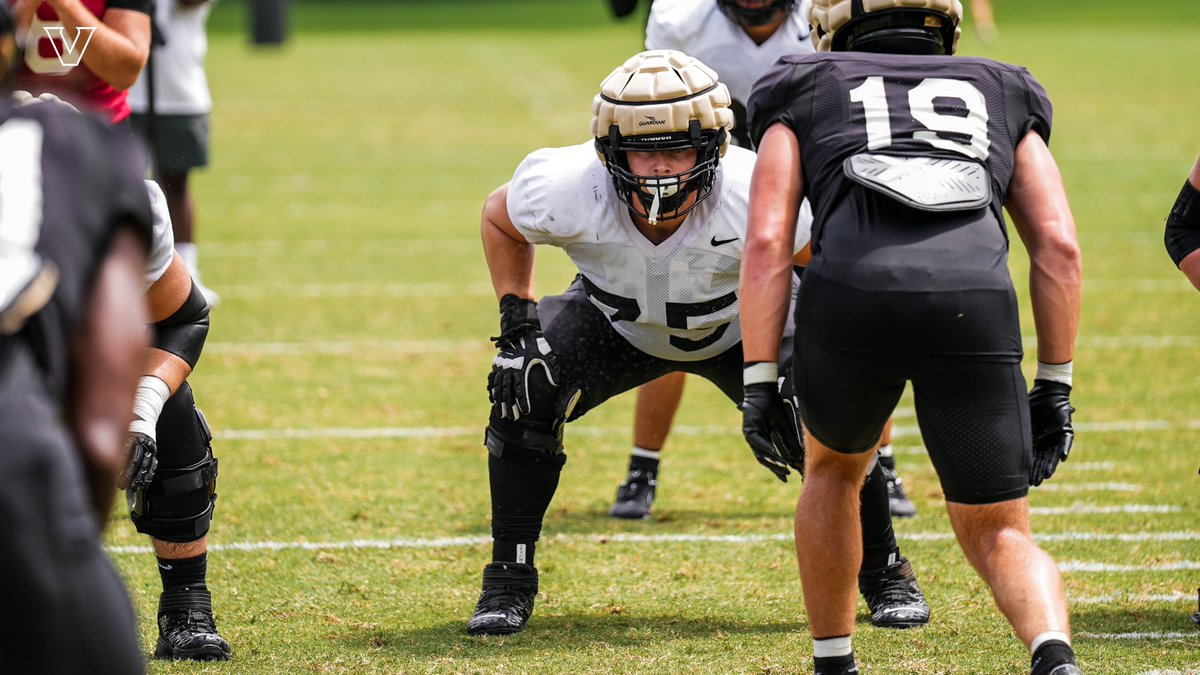 VandyFootball's tweet photo. Day 1⃣5⃣

#AnchorDown https://t.co/wuuqpGIqCQ