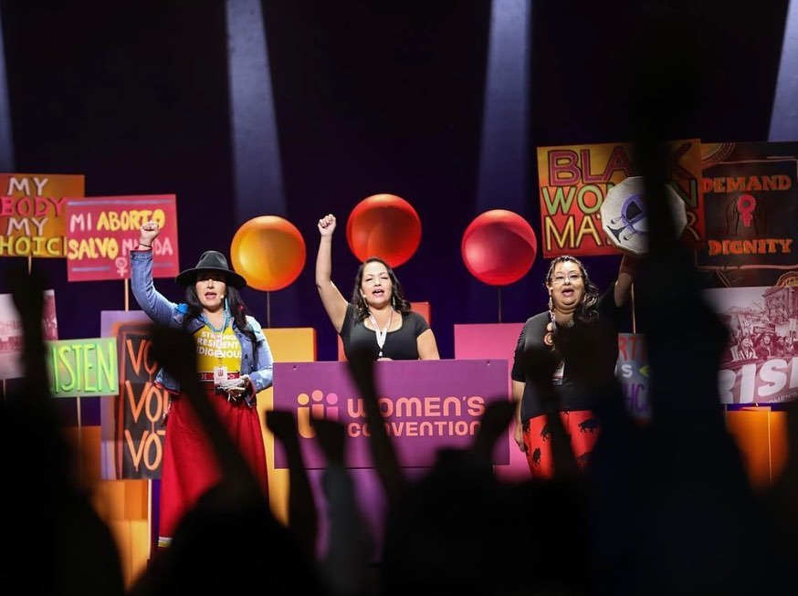 return2heartfdn's tweet photo. We kicked off the #WomensConvention22 to more than 5,000 attendees. We shared knowledge about Indigenous women, made a land acknowledgment &amp; sang the Woman Warrior Song! We are ready to ensure that Indigenous women have access to reproductive rights.

#NativeWomenLeaders #R2HF https://t.co/oN4bKiO9Zt