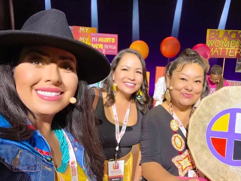 return2heartfdn's tweet photo. We kicked off the #WomensConvention22 to more than 5,000 attendees. We shared knowledge about Indigenous women, made a land acknowledgment &amp; sang the Woman Warrior Song! We are ready to ensure that Indigenous women have access to reproductive rights.

#NativeWomenLeaders #R2HF https://t.co/oN4bKiO9Zt