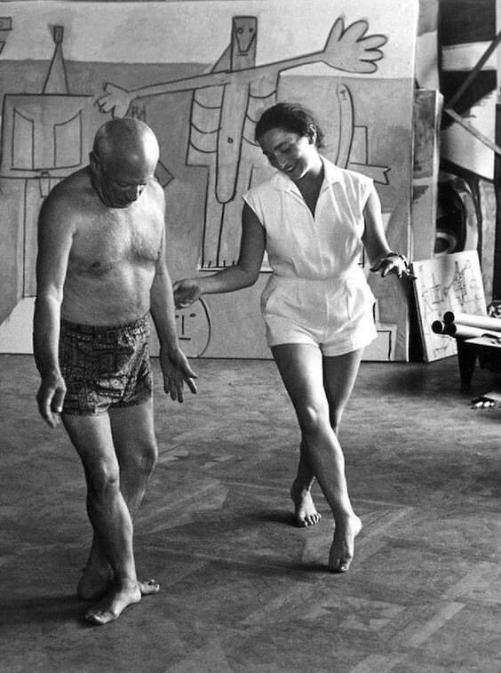 Pablo Picasso ve 2. eşi Jacqueline Roque (1957). Picasso, “hayatımın aşkı” dediği Jacqueline ile 11 yıl evli kaldı ve bu süre zarfında eşinin 400'den fazla portresini yaptı. Jacqueline Picasso, 1986'da Mougins'deki evinde kendini vurup hayatını kaybettiğinde 59 yaşındaydı.