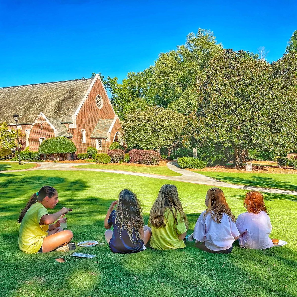 DarlingtonTiger's tweet photo. We're back on campus for the #FirstDayAtDar and we want to say THANK YOU to all of our student leaders who spent last week preparing for what is sure to be another great school year!
See more photos from Upper School Leader Week: https://t.co/yJQnl3MxwE
#confidentcontributors https://t.co/zVQbjlSPIF