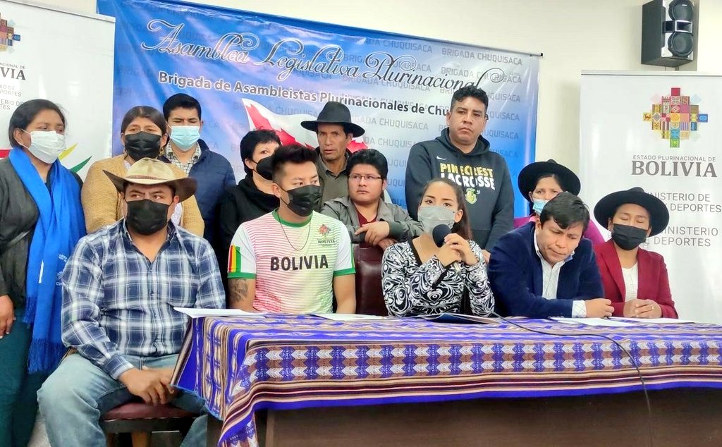 deportebol's tweet photo. Gobierno nacional hace la entrega, a través del #PRODECOM, de apoyo con pasajes aéreos✈️ al deportista Conrrado Moscoso Ortíz que representará a Bolivia en el XXI Campeonato Mundial de Ráquetbol en México, del 19 al 27 de agosto.
#ConCapacidadYJuventud
#EstamosSaliendoAdelante https://t.co/EIYFtdUeTx