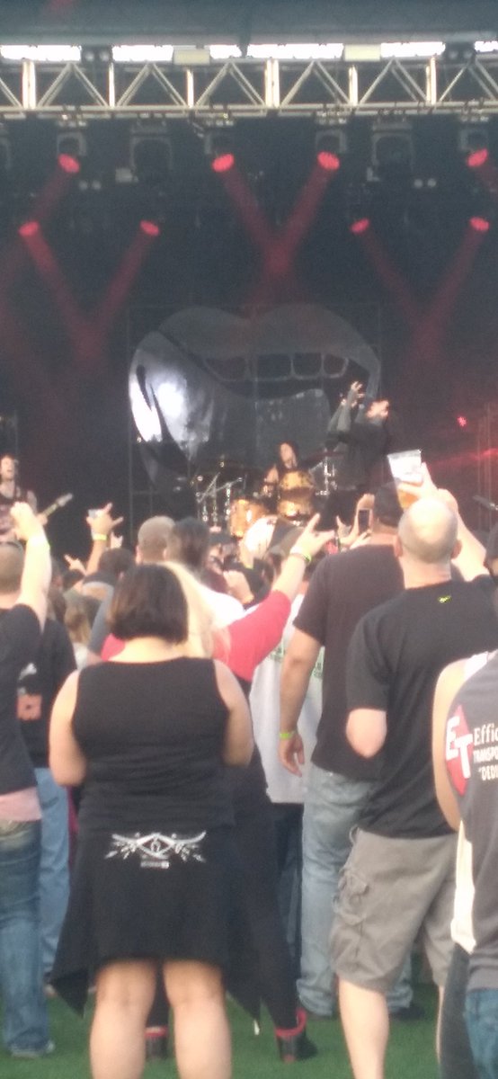 dannya015's tweet photo. Big shout out to @paparoach @FIROfficial @hollywoodundead and @badwolves for putting on an insane fucking show last night in Green Bay, WI! 6,000+ in attendance. If you haven't seen the Rockzilla tour yet I definitely recommend it, you'll have the time of your life 🤟 https://t.co/hqZGWILU6a
