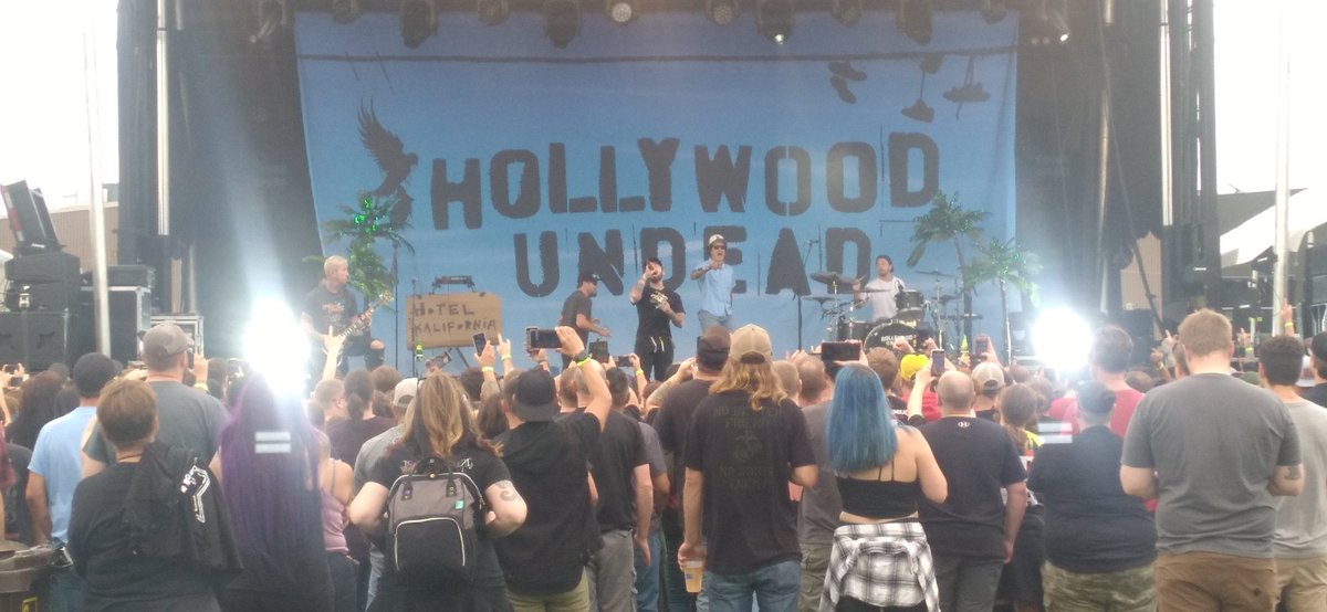 dannya015's tweet photo. Big shout out to @paparoach @FIROfficial @hollywoodundead and @badwolves for putting on an insane fucking show last night in Green Bay, WI! 6,000+ in attendance. If you haven't seen the Rockzilla tour yet I definitely recommend it, you'll have the time of your life 🤟 https://t.co/hqZGWILU6a