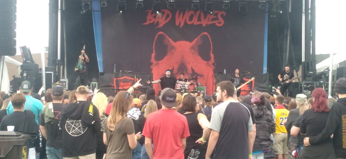 dannya015's tweet photo. Big shout out to @paparoach @FIROfficial @hollywoodundead and @badwolves for putting on an insane fucking show last night in Green Bay, WI! 6,000+ in attendance. If you haven't seen the Rockzilla tour yet I definitely recommend it, you'll have the time of your life 🤟 https://t.co/hqZGWILU6a