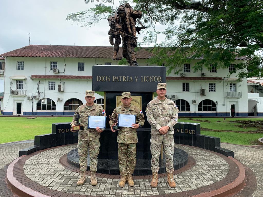 aeronavalpanama's tweet photo. #IAAFA | Del Curso de Técnico de Instrumentos de Aviónica los:
🎓 Sargento 1ro. Julian Vega (se le hizo entrega de reconocimiento en honor al General Fernando Melgar)
🎓 Sargento 2do. Naddin Herrera (obtuvo el galardón en reconocimiento profesional de Mantenimiento Aéreo) https://t.co/O02a5zesnS
