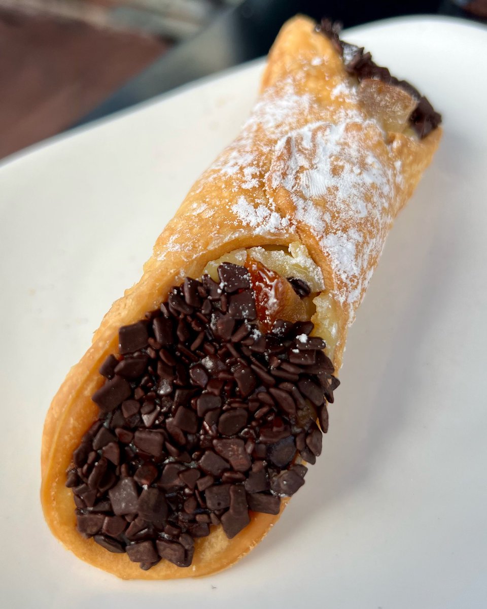 tonyatthetable's tweet photo. #CannoloSiciliano at @l_pasticceria in #RamseyNJ.
———————————
#LArte #LArtePastry #Ramsey #Italy #ItalianAmerican #Sicily #Sicilian #SicilianAmerican #Ragusa #LittleItaly #ItalianEnclaves #TonyMangia #AtTheTableWithTony #MANGIA #northjerseyeats #cannolo #cannoli #CannoliSiciliani https://t.co/IK70xBKTkH