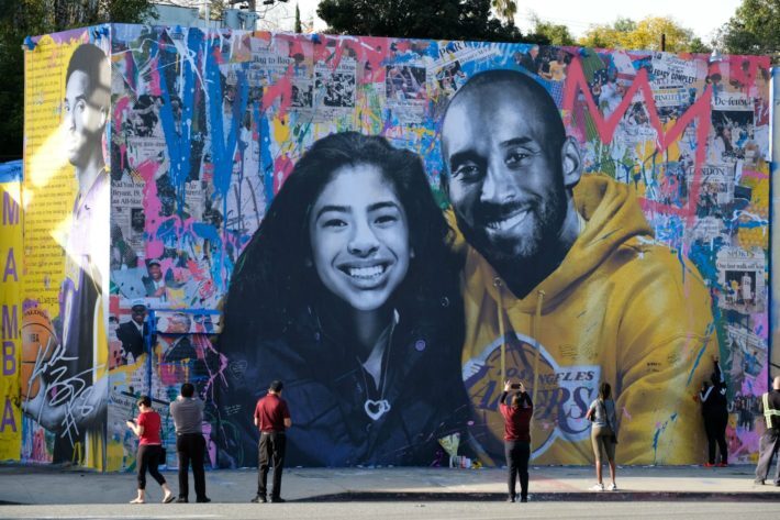 A Los Angeles County sheriff’s deputy has admitted to taking and sharing photos of the horrific helicopter crash that claimed the lives of Kobe Bryant, his daughter Gianna Bryant, and seven others in Jan. 2020.

via: BET

Los Angeles Deputy Douglas Johnson testified on the t… https://t.co/mJYdvdyXdf