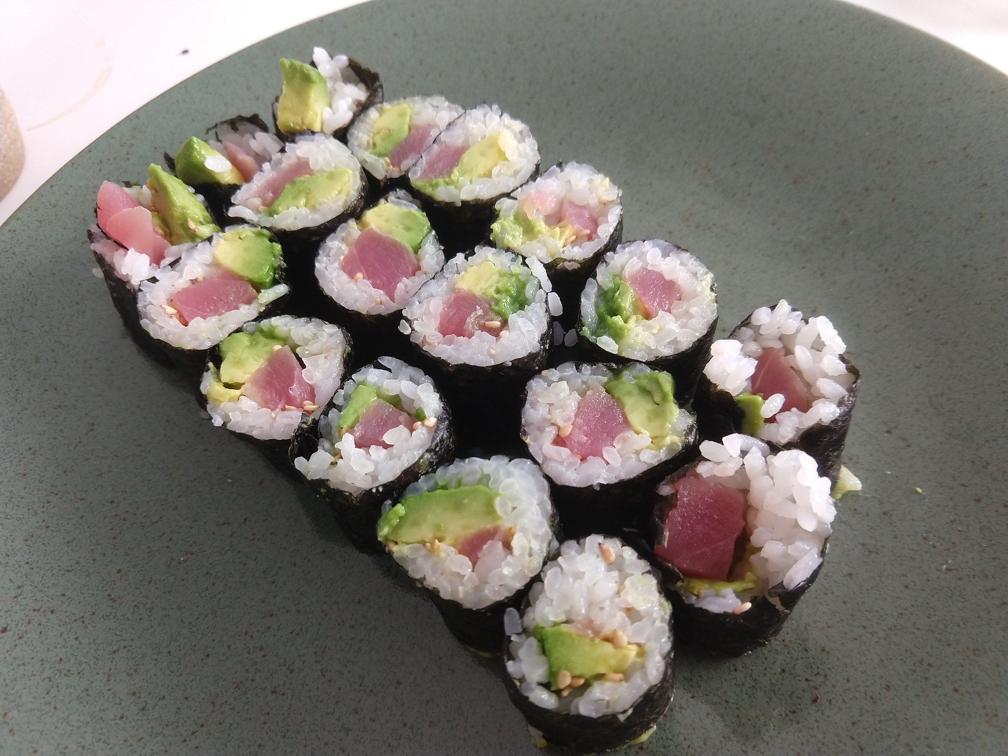 おうち 今日は 余りのマグロ使わなきゃ行けないので鉄火巻き アボカドも入れました アボカド いい仕事します マグロにクリーミーさが加わります これはいい勉強になりました おうちごはん 鉄火巻き T Co I7yokf6ffk Twitter