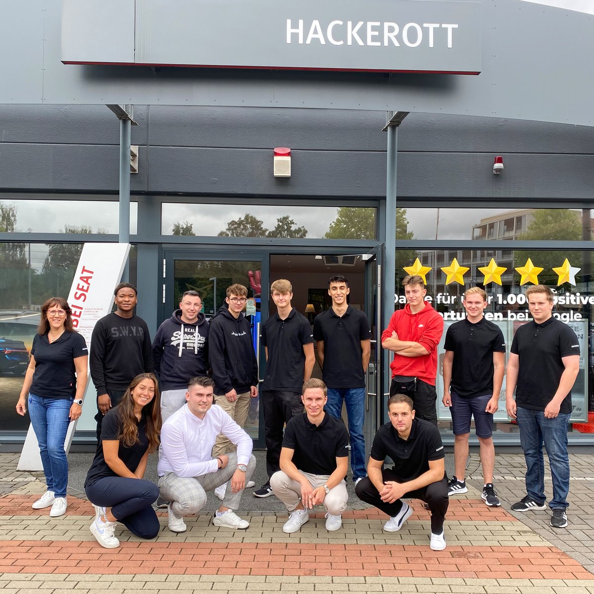 Hackerott_de's tweet photo. Willkommen im #HACKEROTT-Team! 🙌 Anfang August durften wir zum Ausbildungsstart unsere 14 neuen Auszubildenden in den Bereichen KFZ-Mechatronik, Lagerlogistik und Automobilkaufmann/-frau begrüßen. 🤩
#Autohaus #Ausbildung #Karriere #Hannover https://t.co/hTY3xGo7j4
