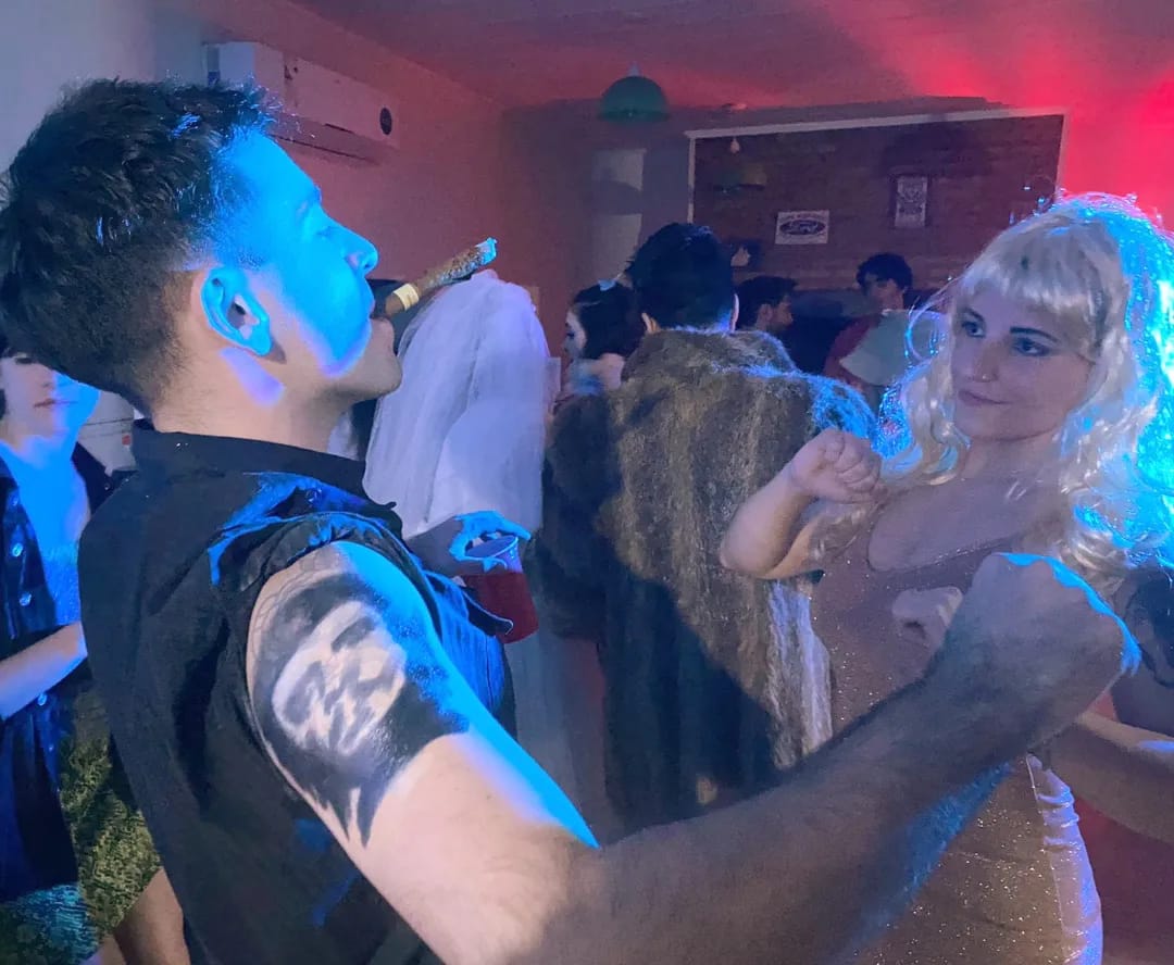facudibona's tweet photo. Anoche con mi señora hicimos cosplay de una foto de Diego y Claudia en una fiesta de disfraces podrán? https://t.co/d8EnNJRZEq